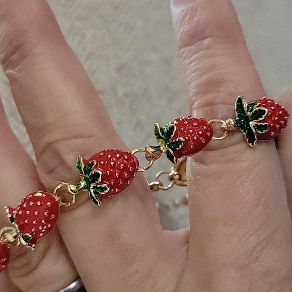 🔥LAST SET🔥 STRAWBERRY SUMMER EARRINGS AND BRACELET SET - Picture 6 of 7